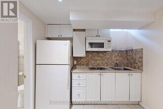 38 Estoril St in Richmond Hill, ON - Building Photo - Building Photo