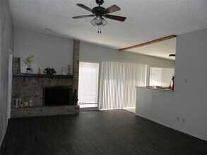 1402 Forestglen Dr in Lewisville, TX - Foto de edificio - Building Photo