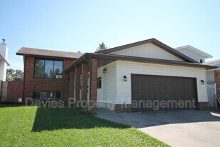 4227-4232 32 Ave NW in Edmonton, AB - Building Photo