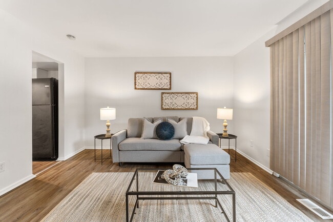 106 Tarryton Ct E in Columbus, OH - Foto de edificio - Building Photo