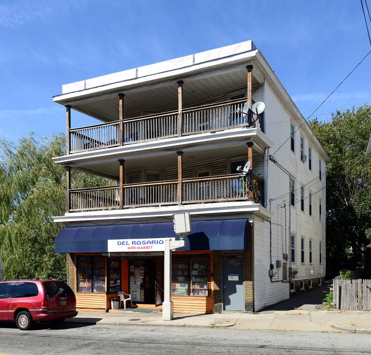 697 Chalkston Ave in Providence, RI - Foto de edificio