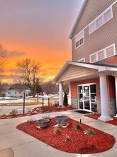 Peony Village Apartments in Omaha, NE - Foto de edificio - Building Photo