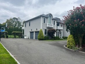 302 Hewlett Neck Rd in Woodmere, NY - Building Photo - Building Photo