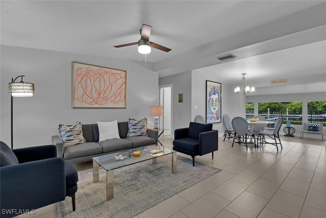 2048 Harbor Ln in Naples, FL - Building Photo