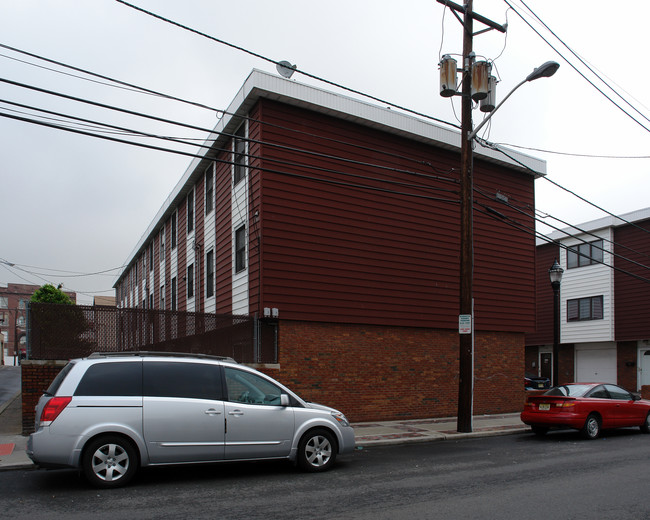 19 E 21st St in Bayonne, NJ - Building Photo - Building Photo