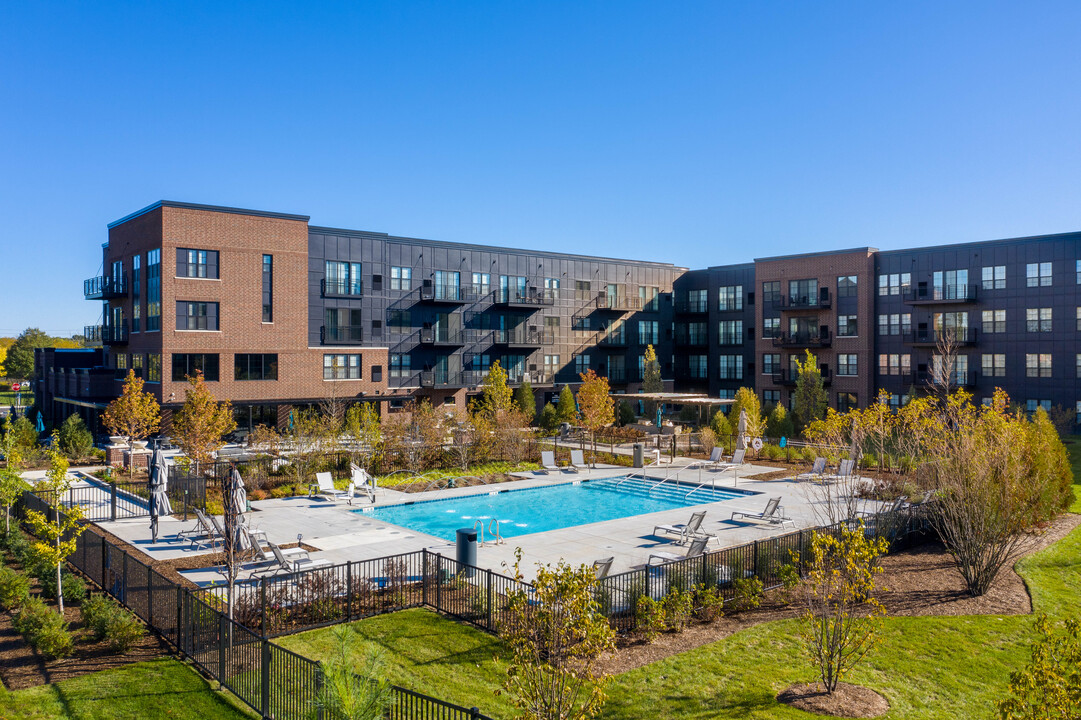 Element at Veridian in Schaumburg, IL - Building Photo