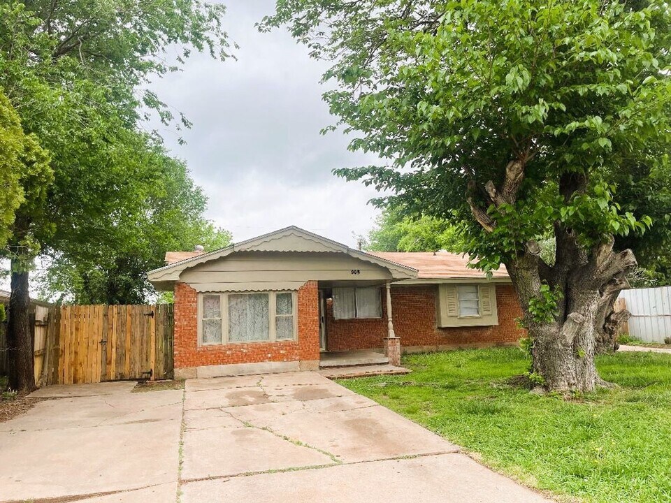 2608 Queensbury Rd in Moore, OK - Building Photo