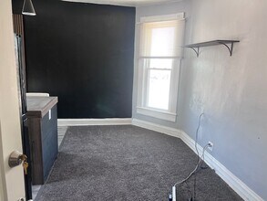 1523 E Jackson St, Unit 1523 E Jackson St APT 3 in Muncie, IN - Foto de edificio - Building Photo