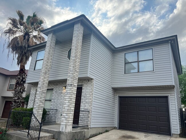 4922 Hilltop Field Dr in San Antonio, TX - Building Photo - Building Photo