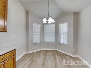 9822 Vandenberg Way in San Antonio, TX - Foto de edificio - Building Photo