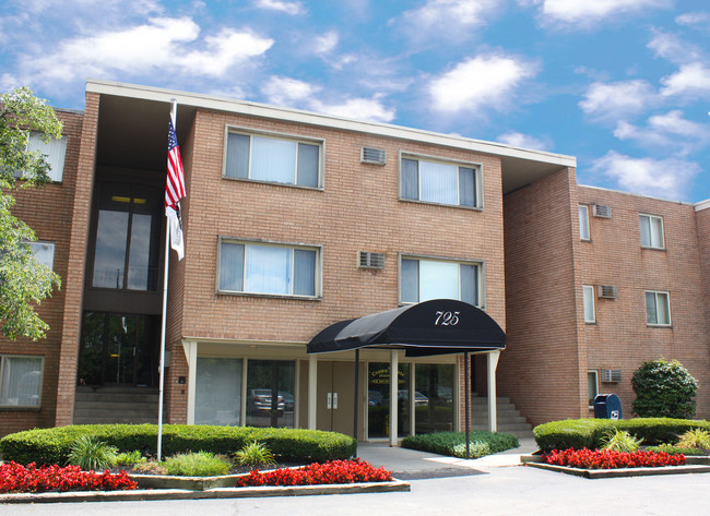 Crown Pointe Apartments in Covington, KY - Foto de edificio - Building Photo