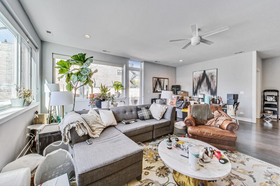 3620 W Irving Park Rd, Unit 2R in Chicago, IL - Building Photo