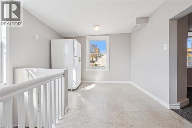 906 King St E in Cambridge, ON - Building Photo - Building Photo