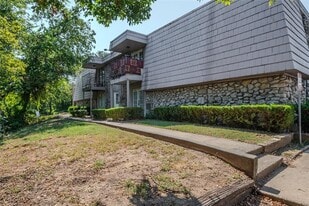 6038 Northwest Expy in Warr Acres, OK - Building Photo