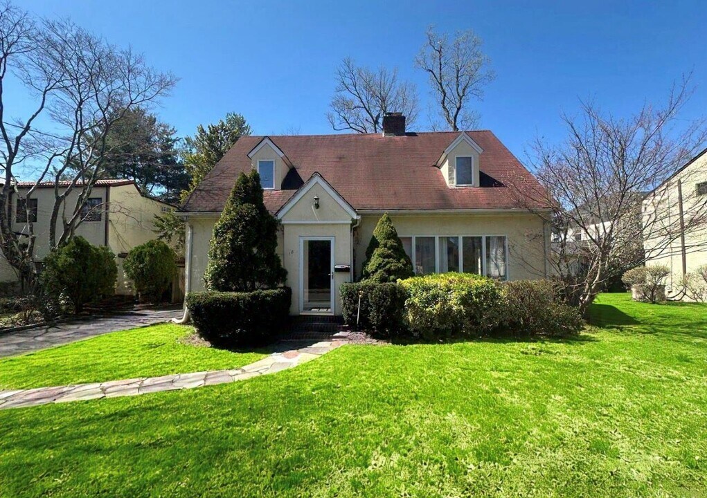 18 Burbury Ln in Great Neck, NY - Building Photo