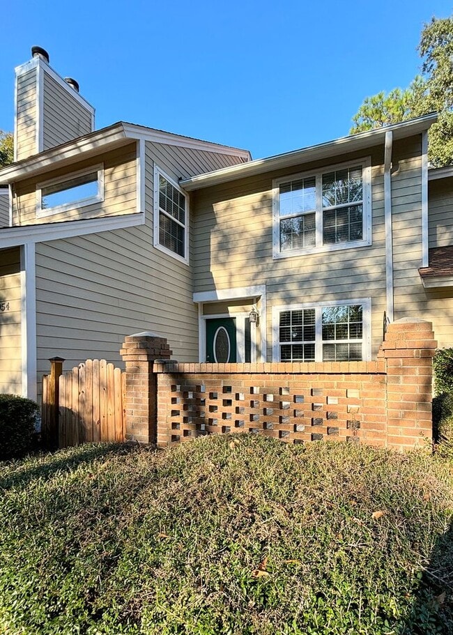 1054 Planters Pl
