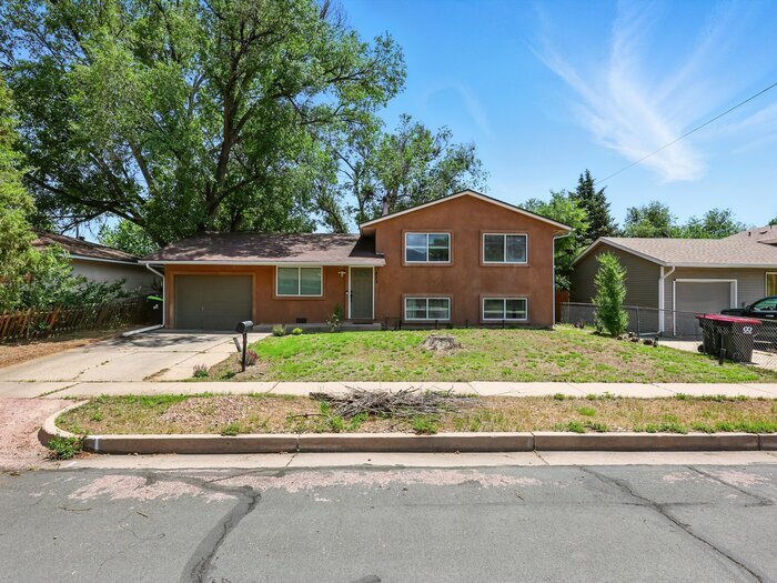 823 Sequoia Dr in Colorado Springs, CO - Building Photo