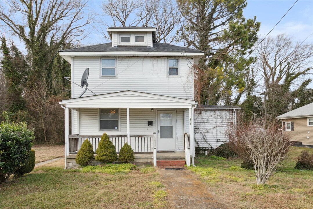 901 Old Buckroe Rd in Hampton, VA - Building Photo