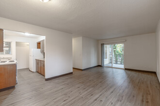 Brooktree Apartments in Salem, OR - Building Photo - Interior Photo