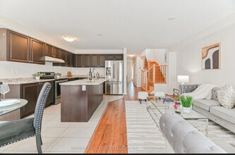 Stunning Townhouse In Stoney Creek in Hamilton, ON - Building Photo - Building Photo