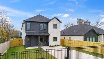 6532 Weston St in Houston, TX - Building Photo