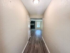 712 W Warren St in Hewitt, TX - Foto de edificio - Building Photo