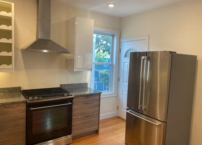 31 Edison Grn, Unit 3 in Boston, MA - Foto de edificio - Building Photo