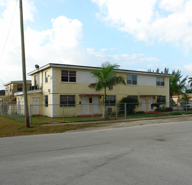 1477 NW 2nd Ave in Homestead, FL - Foto de edificio - Building Photo
