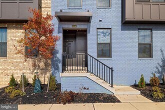 10046 American Pharoah Ln in Laurel, MD - Foto de edificio - Building Photo