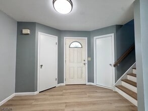 50 Knob Hill Rd in Hackettstown, NJ - Foto de edificio - Building Photo