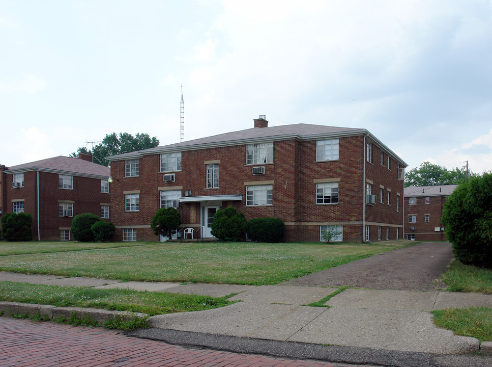 112 Harter Ave NW in Canton, OH - Foto de edificio