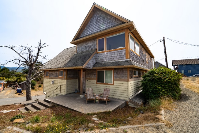 1025 NW Inlet Ave in Lincoln City, OR - Building Photo - Building Photo
