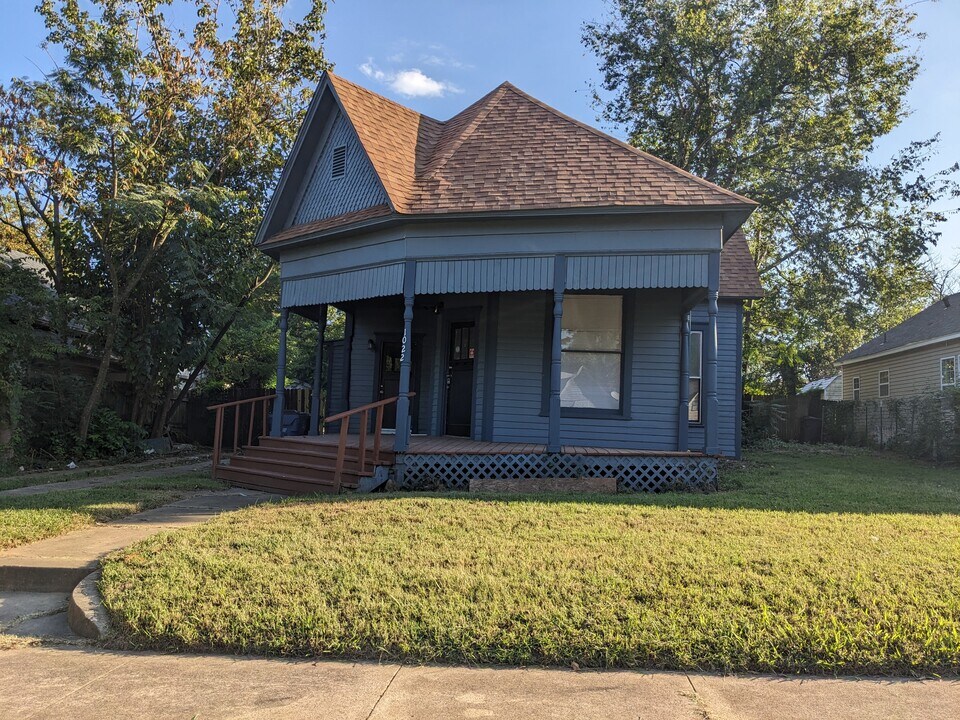 1022 W Morgan St in Denison, TX - Foto de edificio