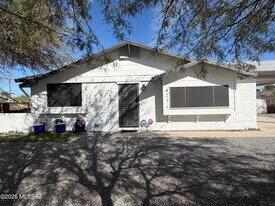 8271 E Kenyon Dr in Tucson, AZ - Building Photo