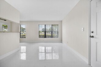 8729 NW 39th St in Sunrise, FL - Building Photo - Building Photo