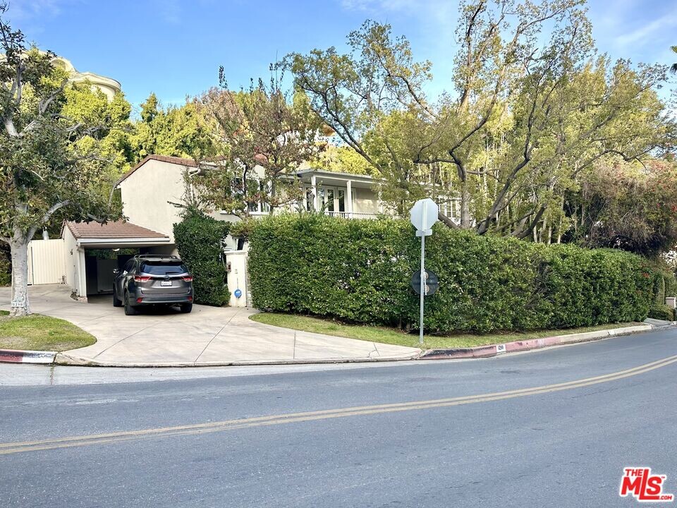 1290 Sunset Plaza Dr in Los Angeles, CA - Building Photo