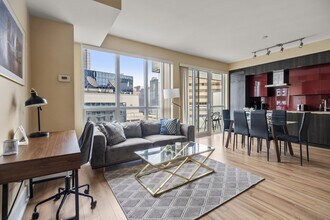 300 Front St W, Unit SI ID1345803P in Toronto, ON - Building Photo - Building Photo