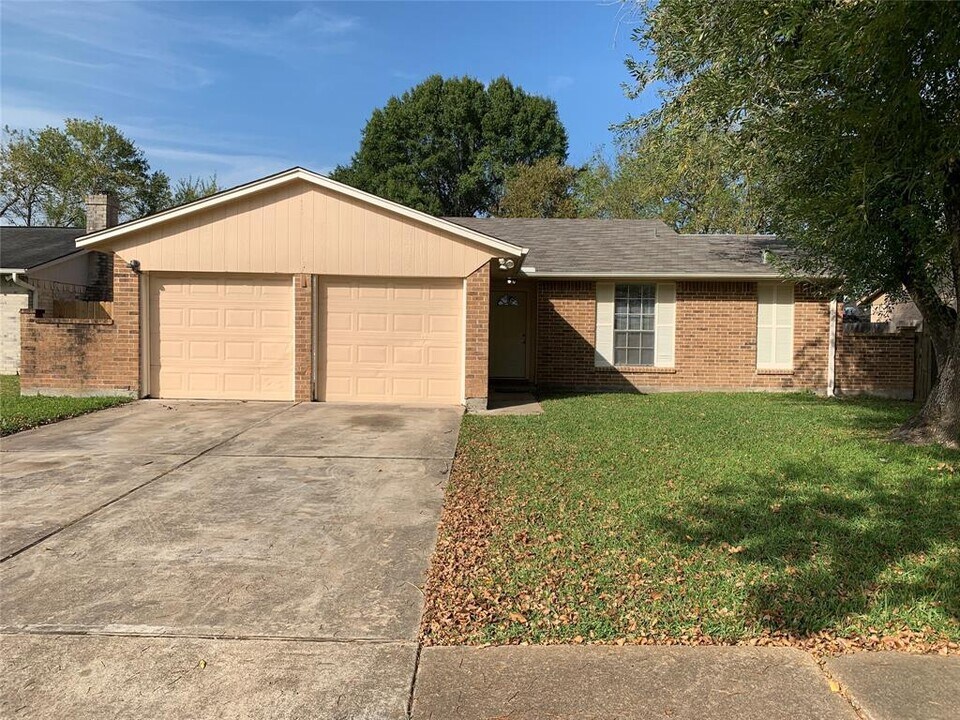 7026 Rockergate Dr in Missouri City, TX - Building Photo
