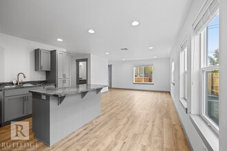 347 Lozier Ln in Medford, OR - Building Photo - Building Photo
