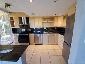 17890 W Dixie Hwy-Unit -618 in North Miami Beach, FL - Building Photo - Building Photo