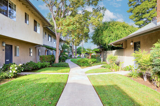 Mango Tree in Santa Ana, CA - Foto de edificio - Building Photo