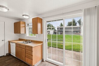Evergreen Townhouses in Springfield, OR - Building Photo - Building Photo
