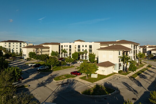 Royal Palm Place in West Palm Beach, FL - Foto de edificio - Building Photo