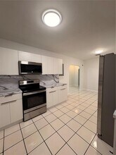 2390 NW 30th St in Miami, FL - Building Photo - Building Photo