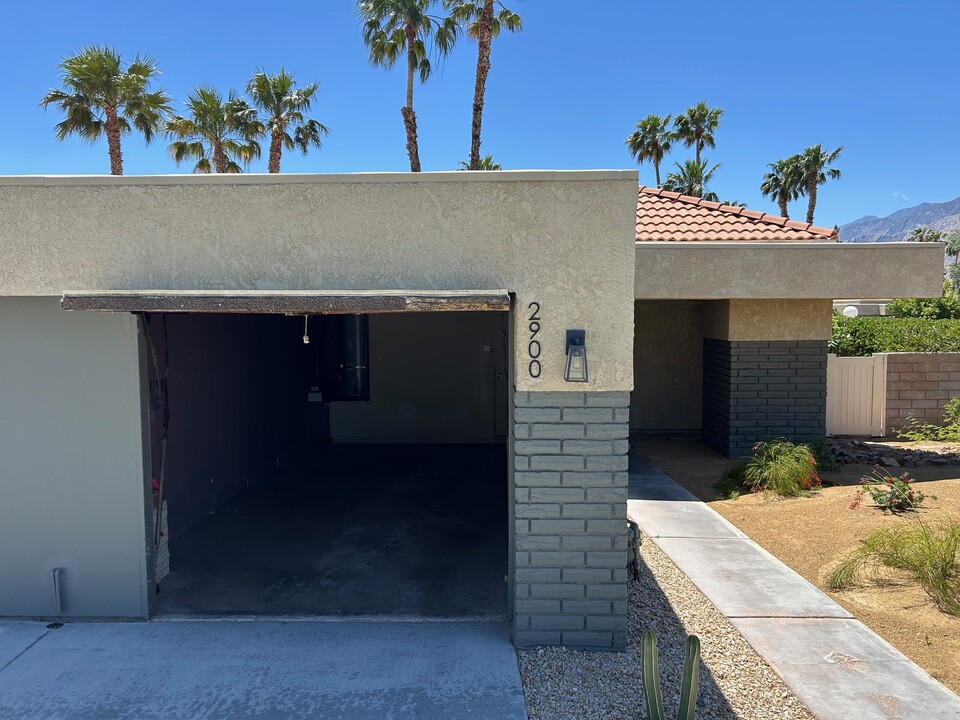 2900 Sunflower Cir E in Palm Springs, CA - Building Photo