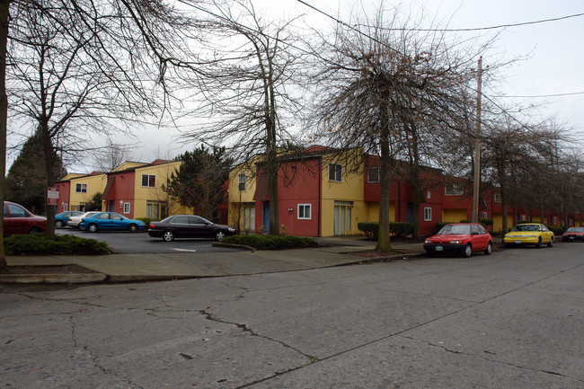 The Plaza Townhomes in Portland, OR - Foto de edificio - Building Photo