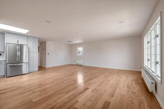22244 41st Rd, Unit 2 Floor in Bayside, NY - Building Photo - Building Photo