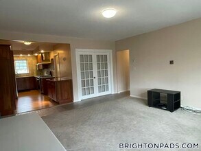 30 Lake Shore Ct, Unit 4 in Boston, MA - Foto de edificio - Building Photo