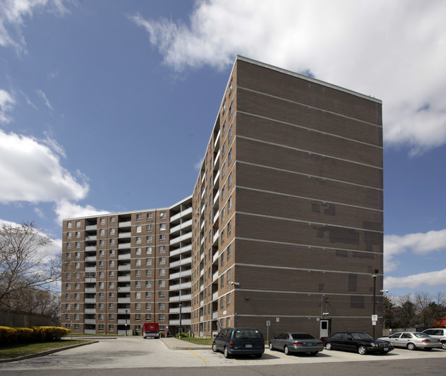 4100-4110 Lawrence Ave in Toronto, ON - Building Photo - Building Photo