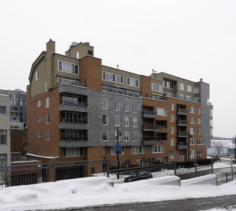 699-709 de la Commune E in Montréal, QC - Building Photo